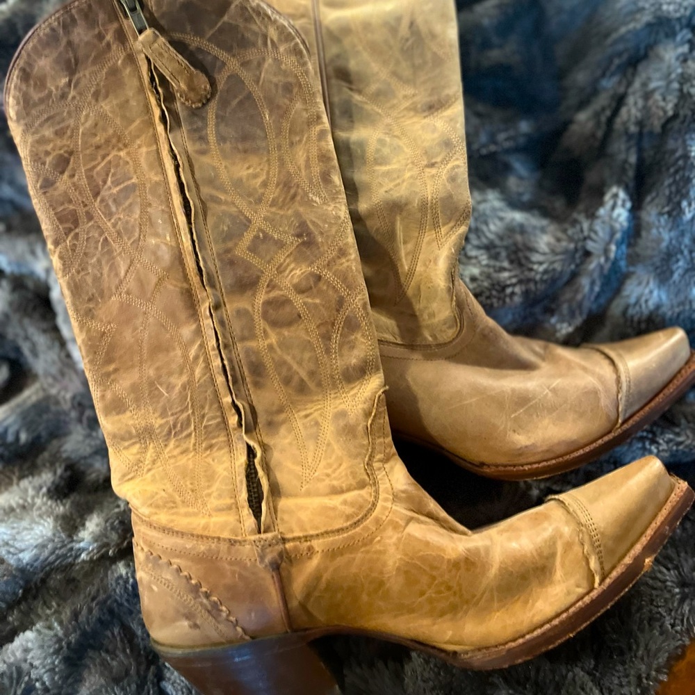 Tony Lama 8.5 cowboy boots distressed light brown